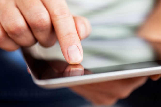 edudemic.com-finger-on-tablet